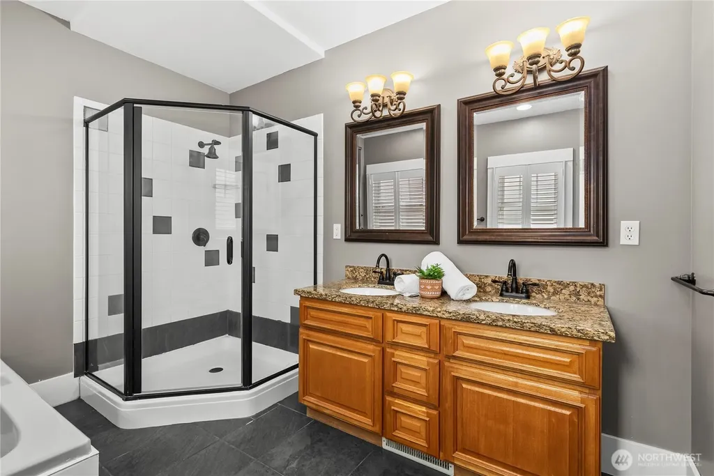 518 W Pioneer Puyallup WA 98371
