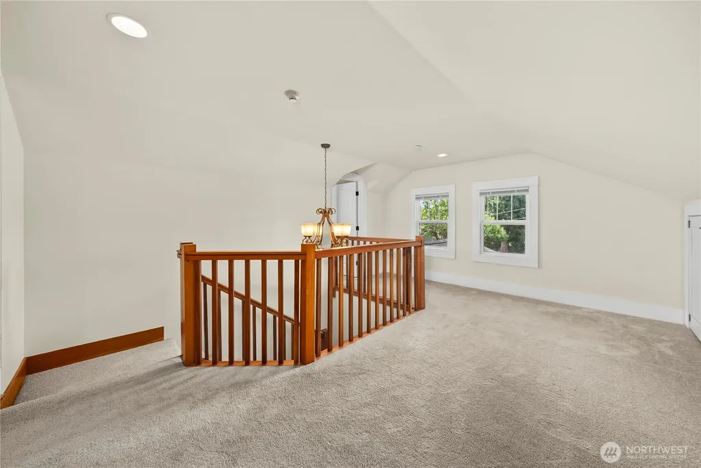 518 W Pioneer Puyallup WA 98371