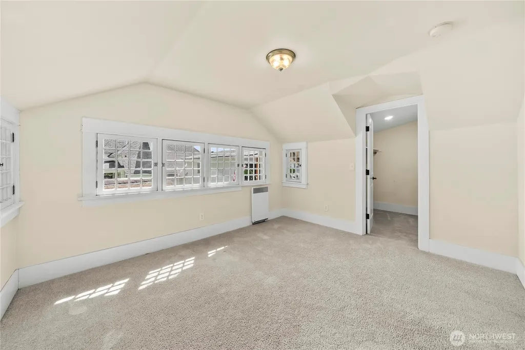 518 W Pioneer Puyallup WA 98371