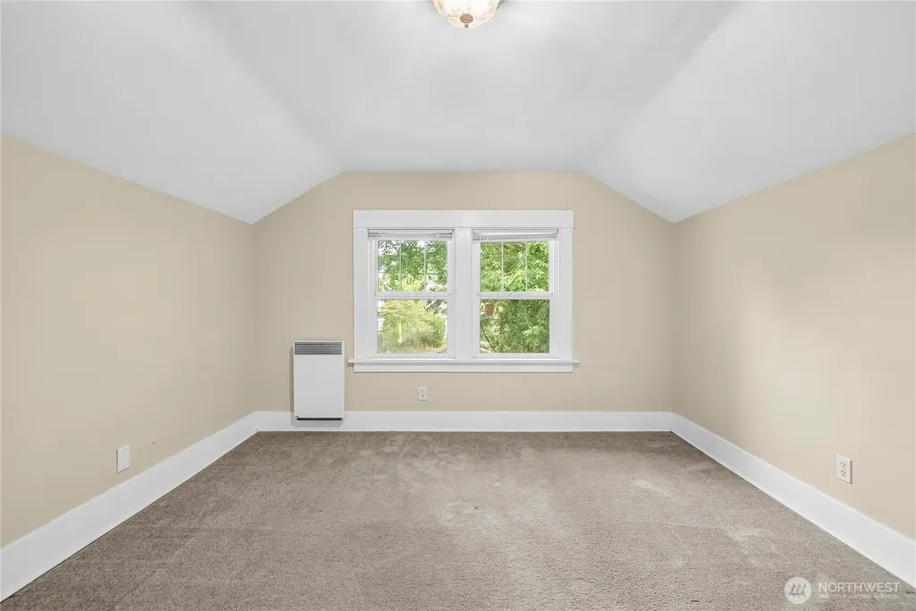 518 W Pioneer Puyallup WA 98371