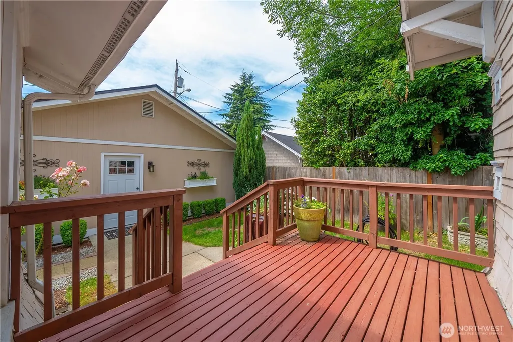 518 W Pioneer Puyallup WA 98371