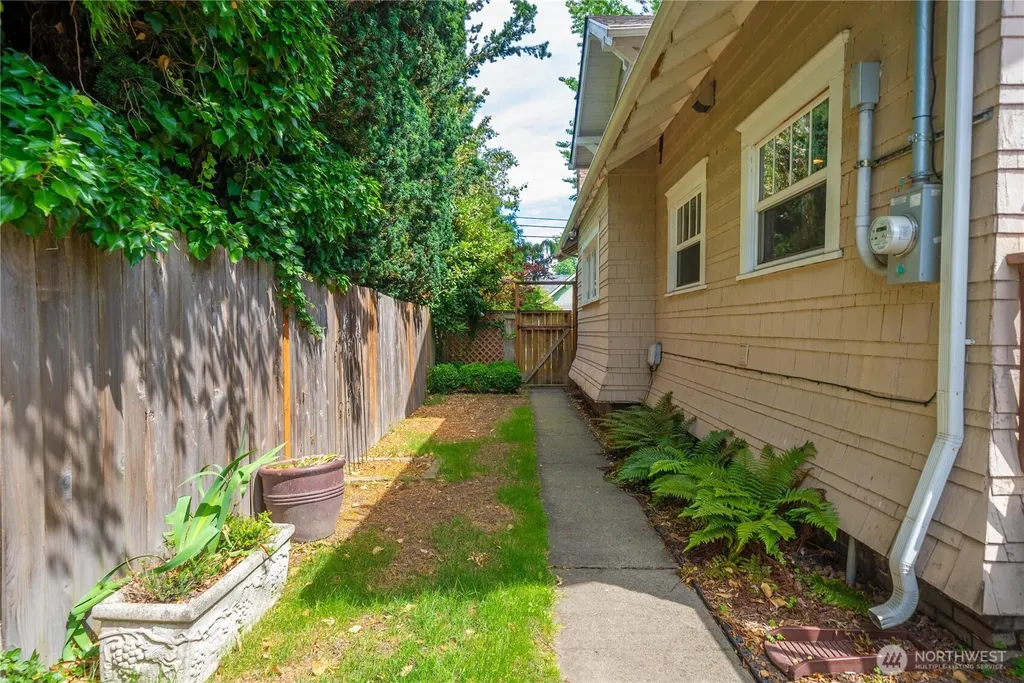 518 W Pioneer Puyallup WA 98371