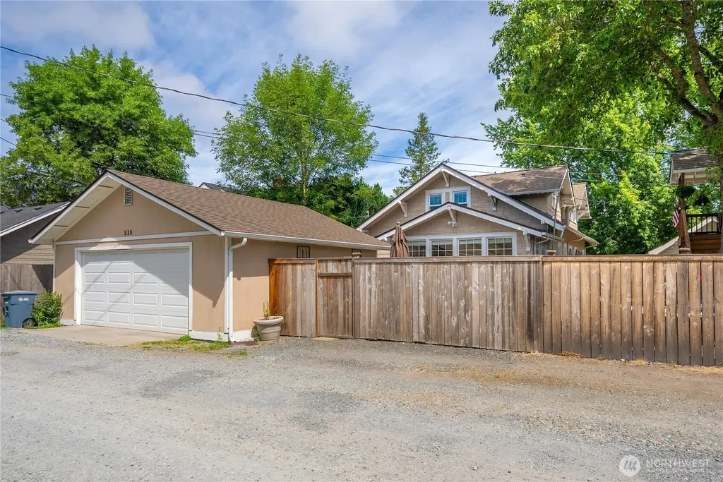 518 W Pioneer Puyallup WA 98371