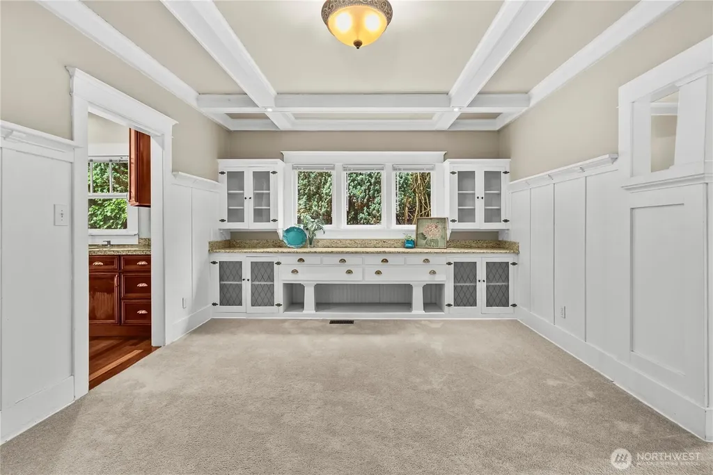 518 W Pioneer Puyallup WA 98371