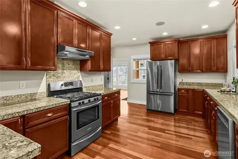 518 W Pioneer Puyallup WA 98371