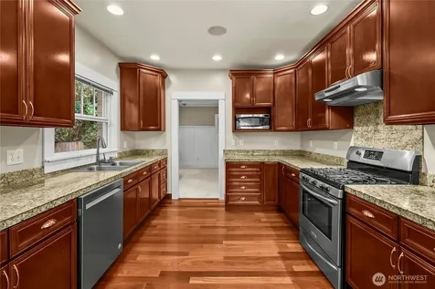 518 W Pioneer Puyallup WA 98371