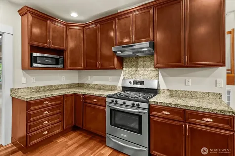 518 W Pioneer Puyallup WA 98371