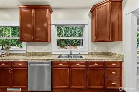 518 W Pioneer Puyallup WA 98371