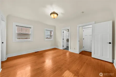 518 W Pioneer Puyallup WA 98371