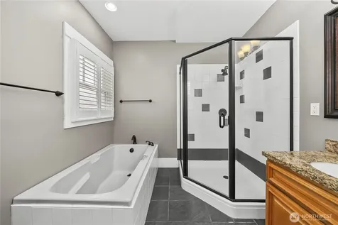 518 W Pioneer Puyallup WA 98371