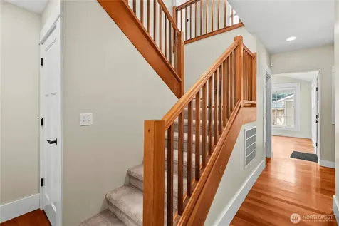 518 W Pioneer Puyallup WA 98371