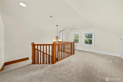 518 W Pioneer Puyallup WA 98371