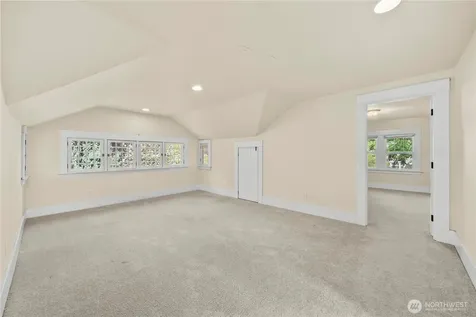518 W Pioneer Puyallup WA 98371