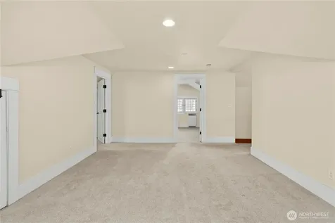 518 W Pioneer Puyallup WA 98371
