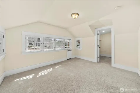 518 W Pioneer Puyallup WA 98371