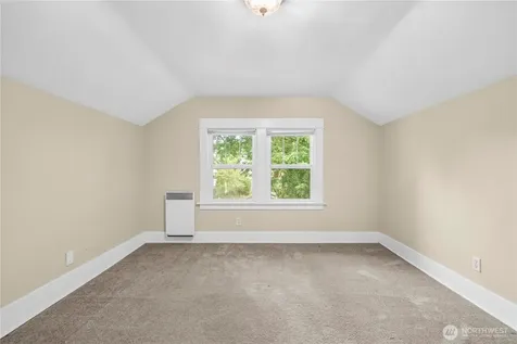 518 W Pioneer Puyallup WA 98371