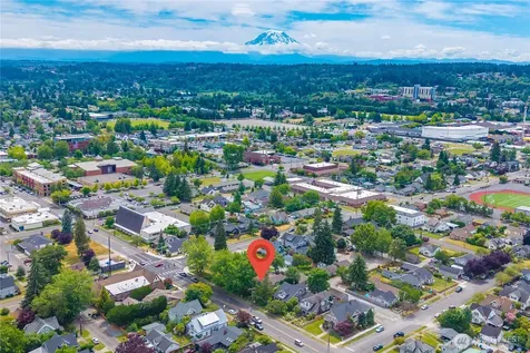 518 W Pioneer Puyallup WA 98371
