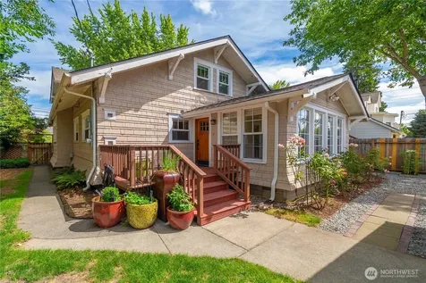 518 W Pioneer Puyallup WA 98371