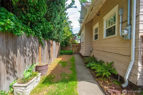 518 W Pioneer Puyallup WA 98371