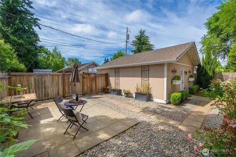 518 W Pioneer Puyallup WA 98371