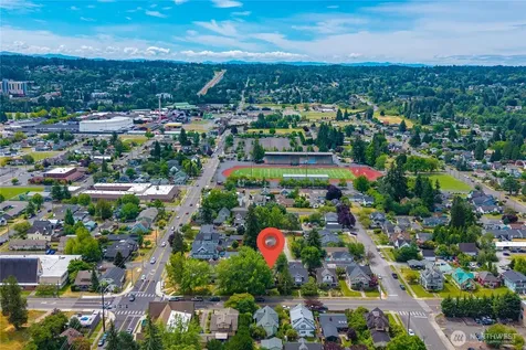518 W Pioneer Puyallup WA 98371
