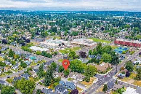 518 W Pioneer Puyallup WA 98371