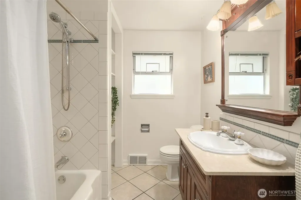4333 32nd Avenue W Seattle WA 98199