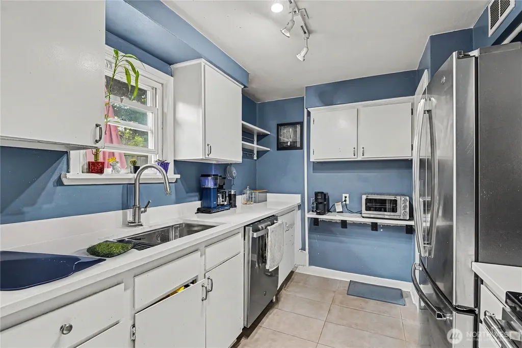 3633 41st Avenue W Seattle WA 98199