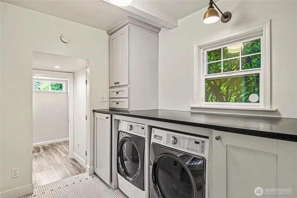 3633 41st Avenue W Seattle WA 98199