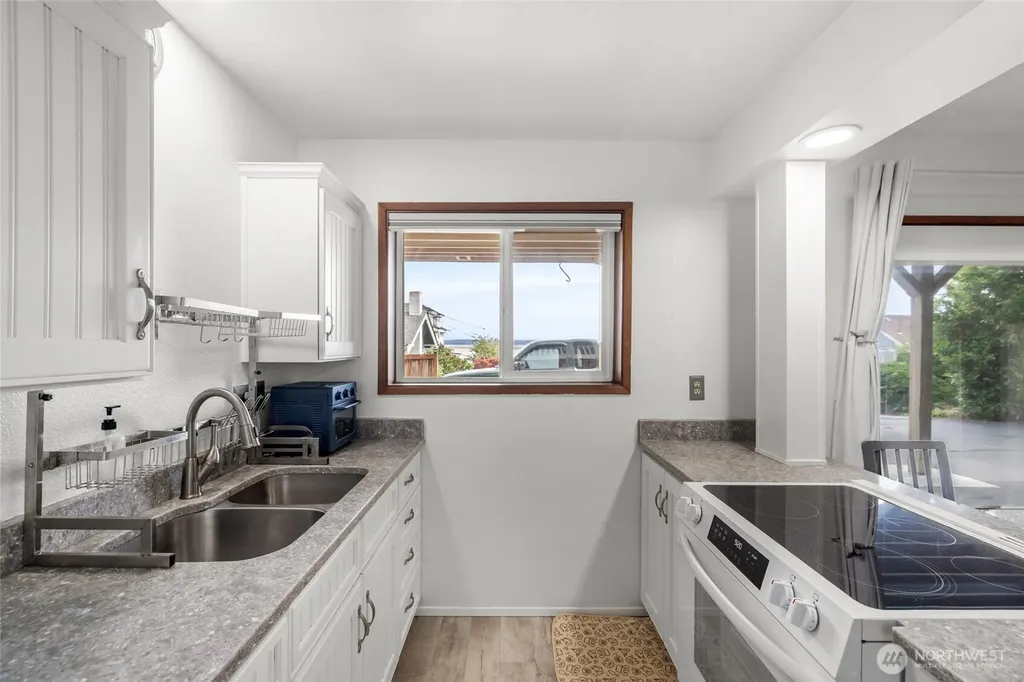 1188 SE Pioneer Way Oak Harbor WA 98277
