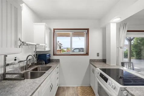 1188 SE Pioneer Way Oak Harbor WA 98277