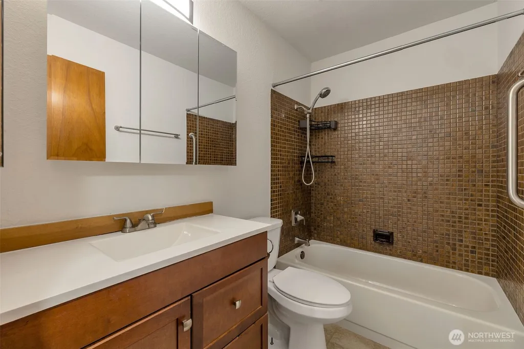 9512 1st Avenue NE Seattle WA 98115