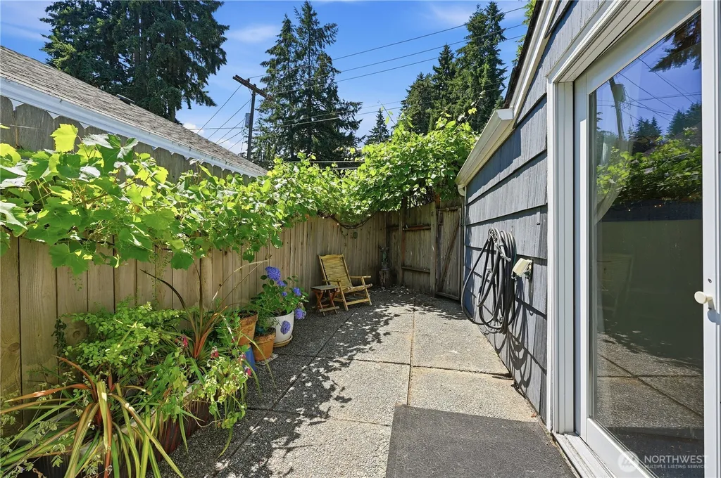 18002 25th Avenue NE Lake Forest Park WA 98155