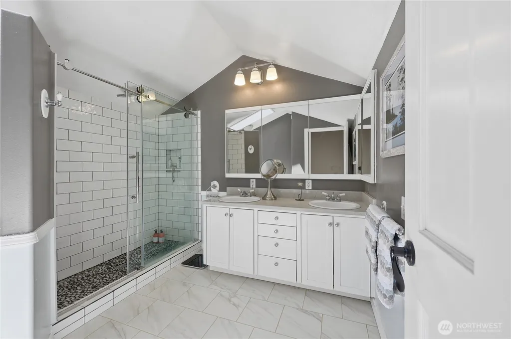 18002 25th Avenue NE Lake Forest Park WA 98155
