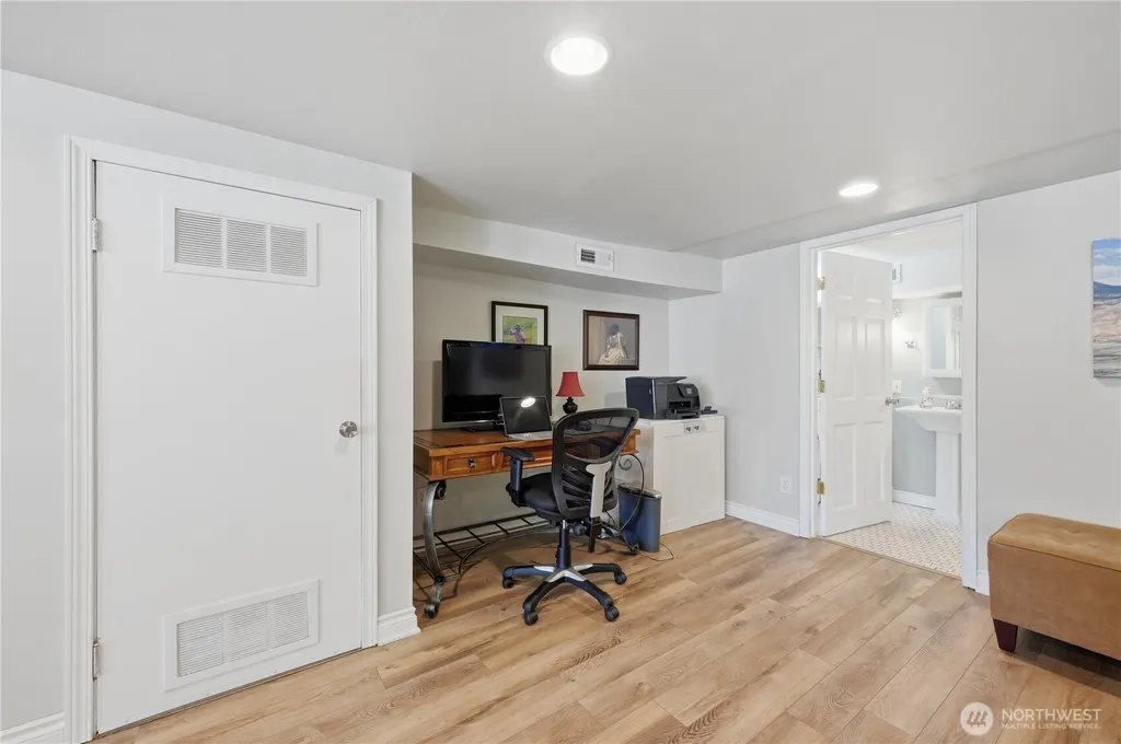 18002 25th Avenue NE Lake Forest Park WA 98155