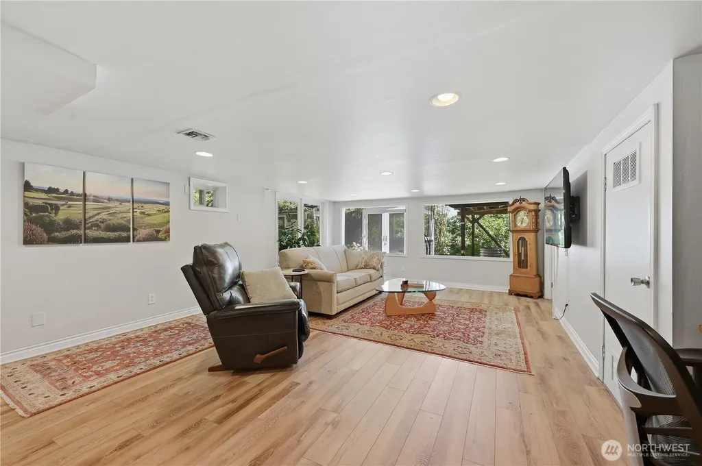 18002 25th Avenue NE Lake Forest Park WA 98155