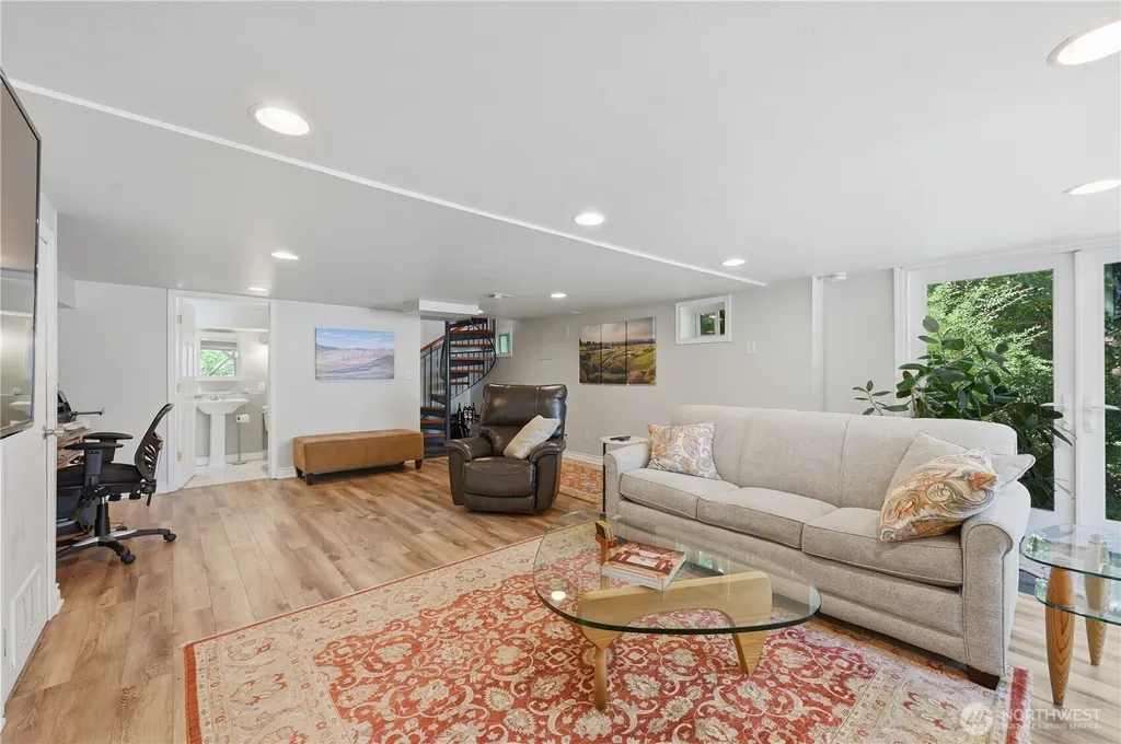 18002 25th Avenue NE Lake Forest Park WA 98155