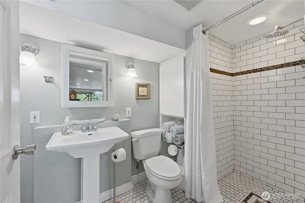 18002 25th Avenue NE Lake Forest Park WA 98155