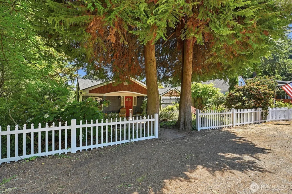 18002 25th Avenue NE Lake Forest Park WA 98155