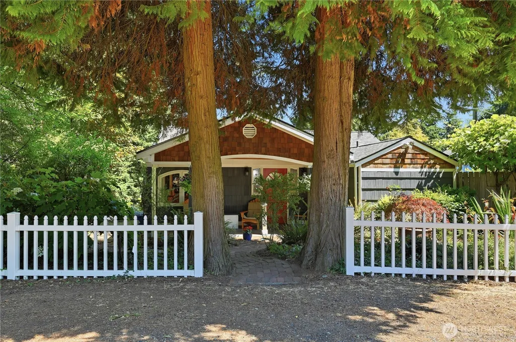 18002 25th Avenue NE Lake Forest Park WA 98155