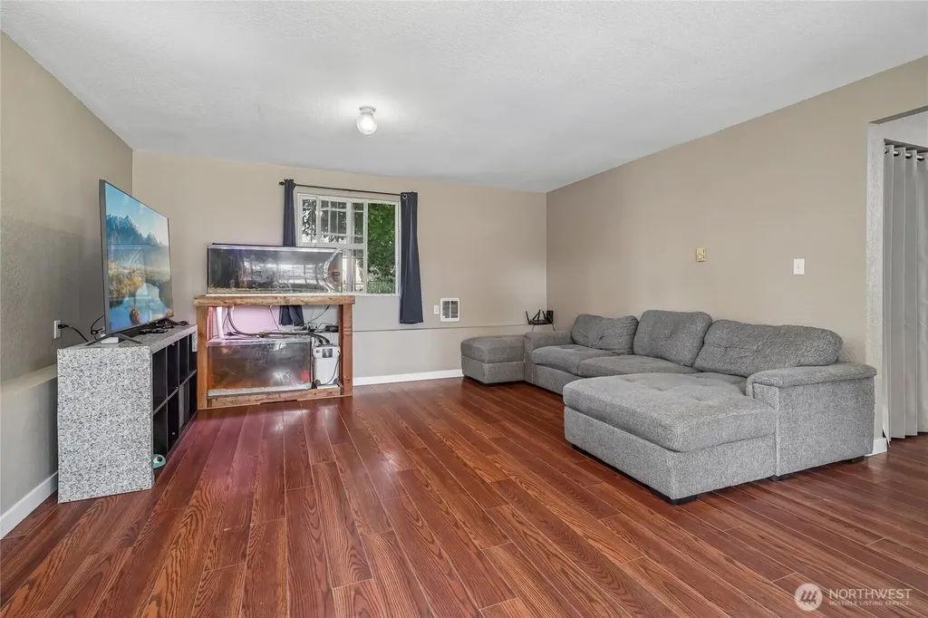 7214 River Road E Puyallup WA 98371