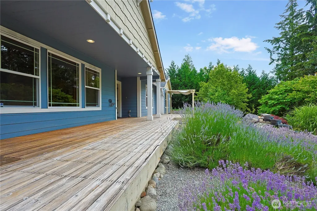 714 Tipsoo Loop S Rainier WA 98576