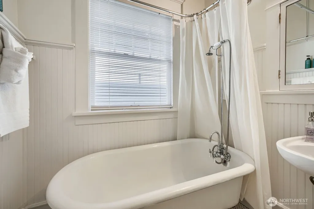 715 W Wheeler Street Seattle WA 98119
