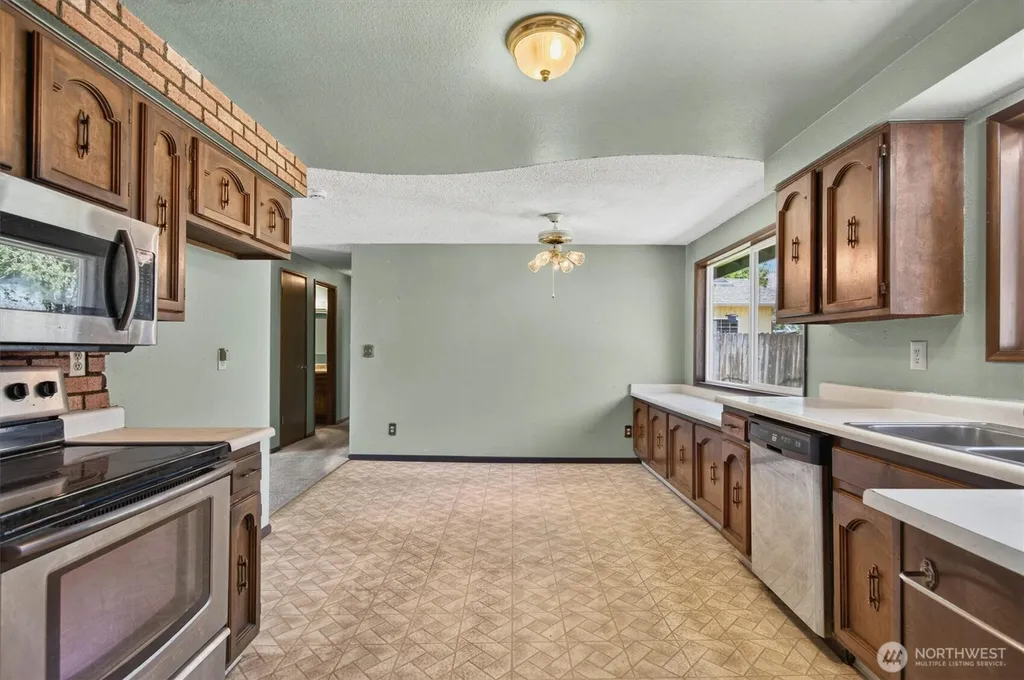 4724 Windemere Street Longview WA 98632