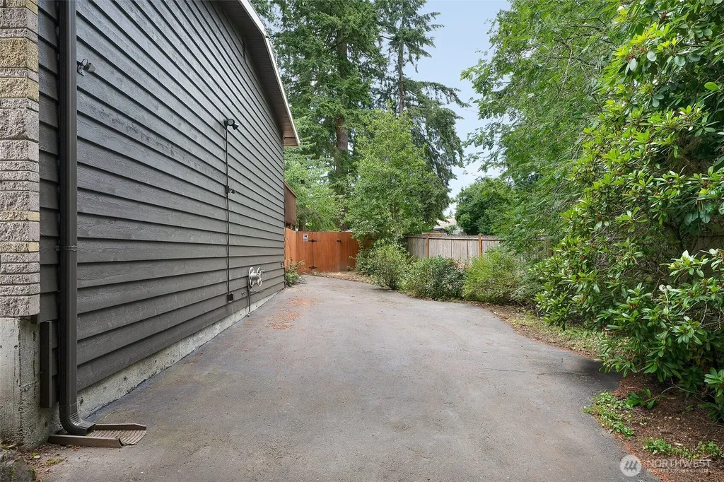 15513 Palatine Lane N Shoreline WA 98133
