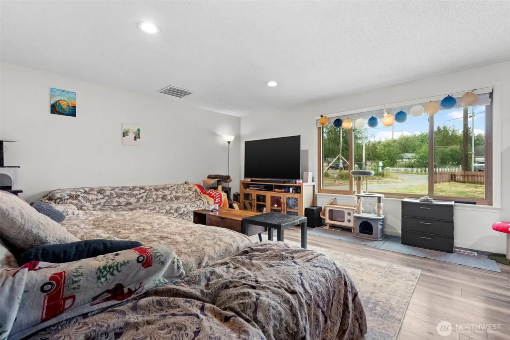 1637 SE Salmonberry Road Port Orchard WA 98366