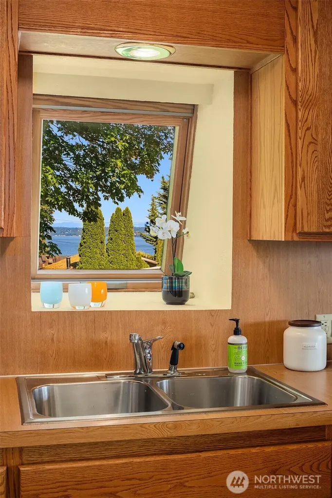 12422 SW Bachelor Road Vashon WA 98070