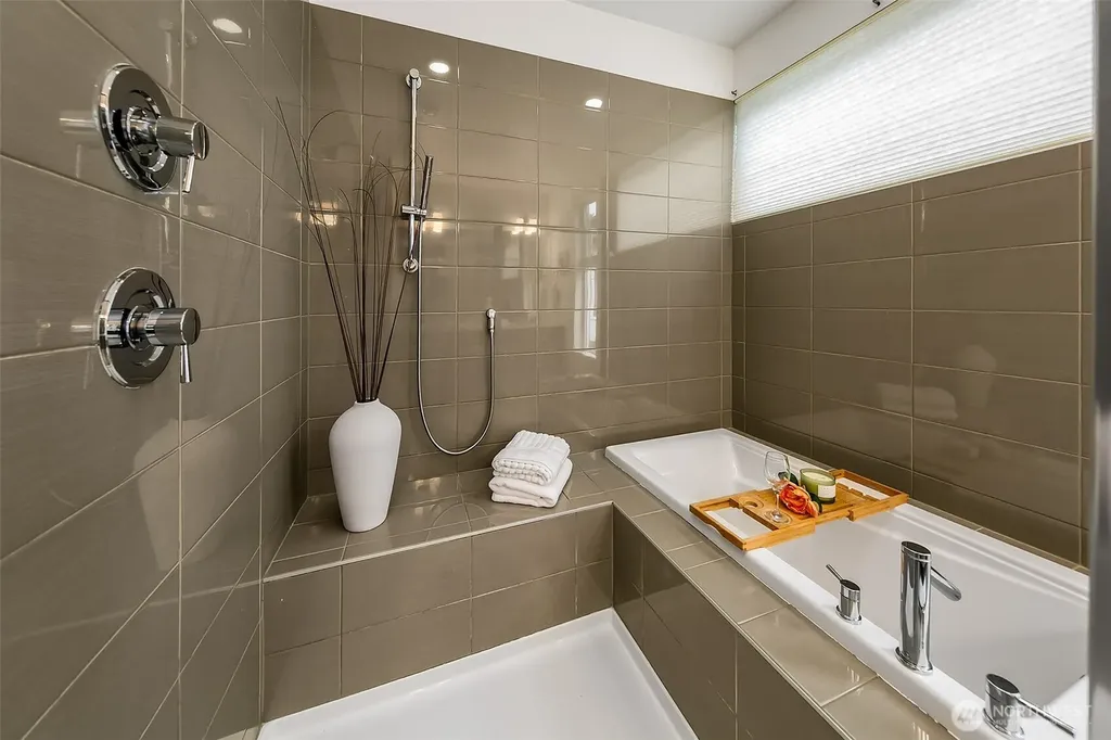 13721 Meridian Avenue N Seattle WA 98133