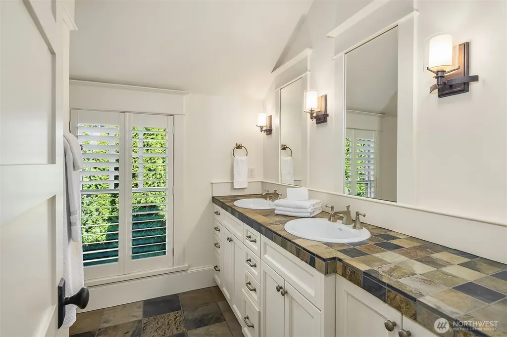 4102 100th Avenue SE Mercer Island WA 98040