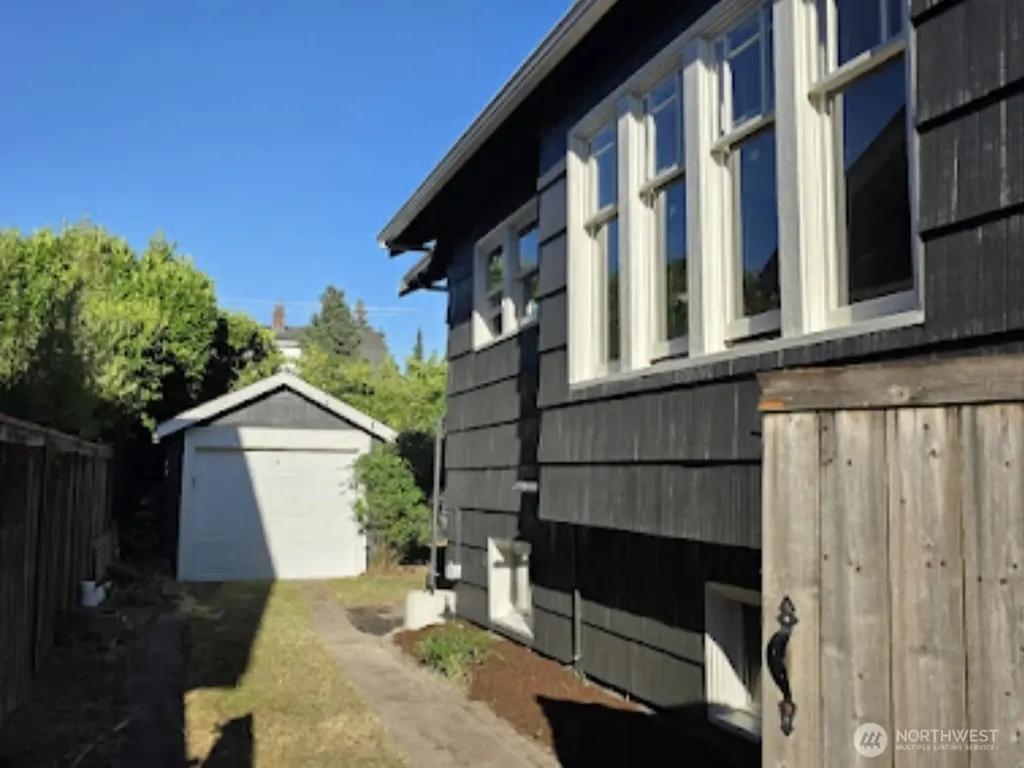 5330 9th Avenue NE Seattle WA 98105